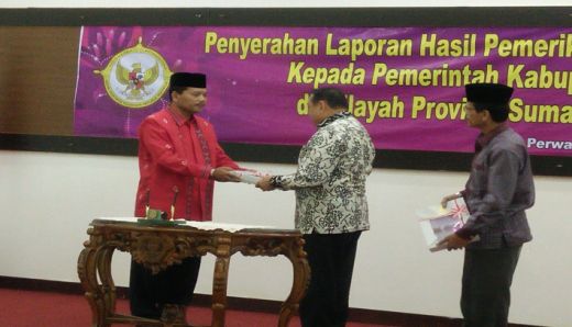 Penyerahan penghargaan WTP dari Kepala BPK-RI Perwakilan Sumbar kepada Bupati Irfendi Arbi