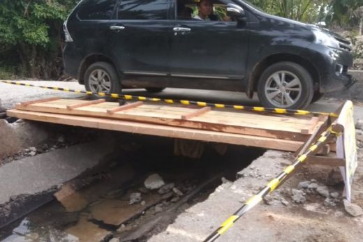 Dispar Padang Koordinasikan Perbaikan Jembatan Menuju Pantai Air Manis