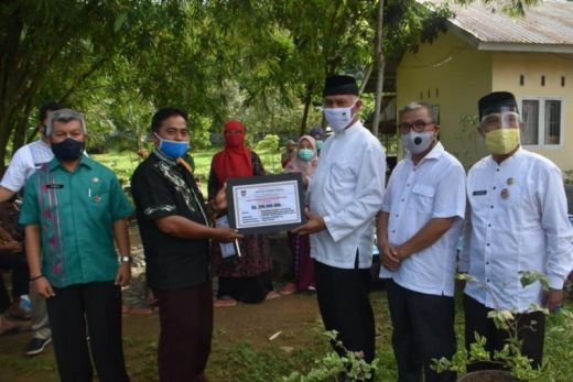 Pemkot Serahkan Bantuan Alat Pertanian untuk Kelompok Tani di Padang