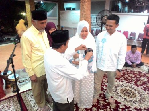 Walikota Padang dan Istri Bahagia Dikaruniai Cucu Pertama