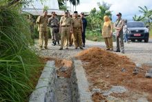 Tinjau Pekerjaan Drainase dan Betonisasi di Pauh, Wawako Padang: Pelaksanaan Proyek Harus Sesuai Intensitas!