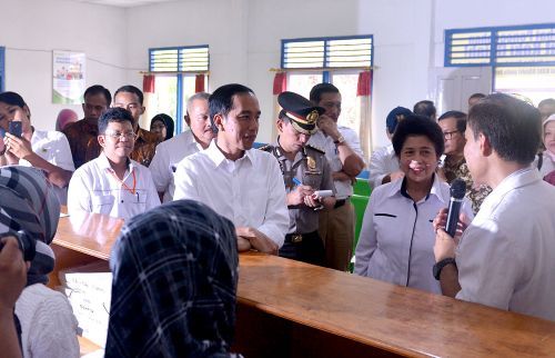 Hari Kedua di Sumatera, Presiden Joko Widodo Tinjau Titik Api Air Sugihan