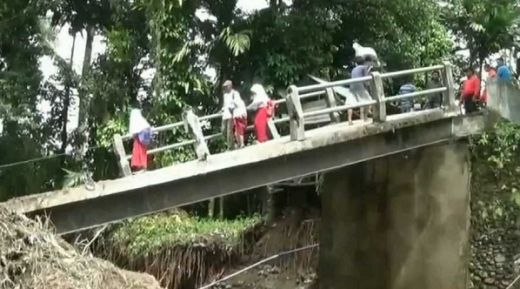 Jembatan Ambruk, Warga Satu Desa di Padang Pariaman Kini Terisolasi