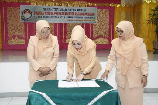Ny. Hj. Renny Rasyidi Edward Jadi Ketua Dharma Wanita Kota Padang Panjang