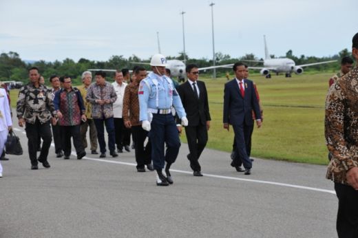 Presiden Jokowi menuju pesawat kepresidenan meninggalkan Padang di BIM