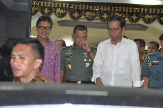 Presiden Jokowi di vip room BIM didampingi Panglima TNI Jenderal TNI Gatot Nurmantyo dan Gubernur Sumbar Irwan Prayitno.