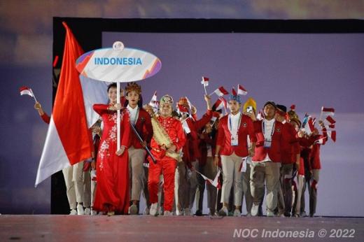 Pembukaan SEA Games 2021 Meriah, Langkah Tegap Emilia Nova Bawa Bendera Merah Putih untuk Kontingen Indonesia