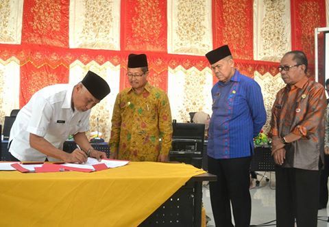 Wako Mahyeldi Tandatangani NPHD Pilkada Padang