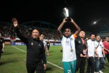 Menpora Amali Ikut Keliling Lapangan dan Sapa Suporter Rayakan Kesuksesan Timnas U 16 Indonesia