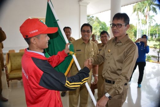 Berkekuatan 44 Atlet, Kontingen Sumbar Dilepas Gubernur Bertanding di Paparnas XV Bandung