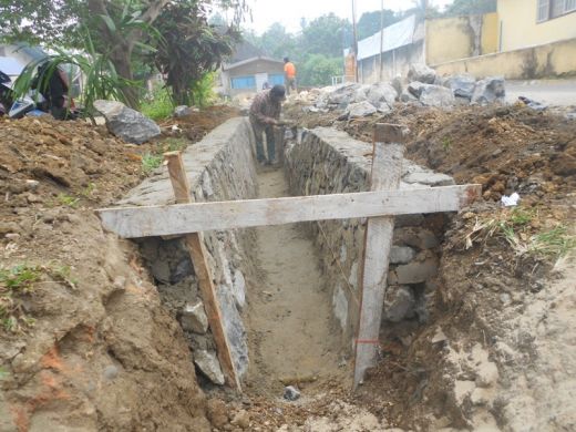 Konstruksi Pemasangan Batu Proyek Provinsi Kawasan Kumuh, Diduga Tidak Sesuai Petunjuk Teknis Pekerjaan