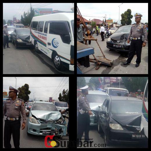 Diduga Mengantuk, Sopir Xenia Ini Alami Tabrakan Beruntun dengan Beberapa Mobil di Jalan Sudirman Bukittinggi