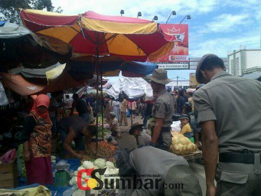 Tata Pasar Raya, Pemko Padang Tertibkan Pedagang di Ruas Jalan Pasar Baru