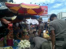 tata-pasar-raya-pemko-padang-tertibkan-pedagang-di-ruas-jalan-pasar-baru