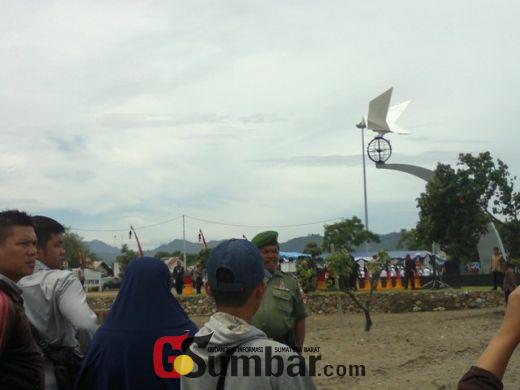 Monumen Merpati Perdamaian Sail Komodo 2016 Jadi Magnet Baru di Pantai Padang