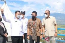Menparekraf Sandiaga Uno Nikmati Keindahan Danau Singkarak dari Bukit Cinangkiek