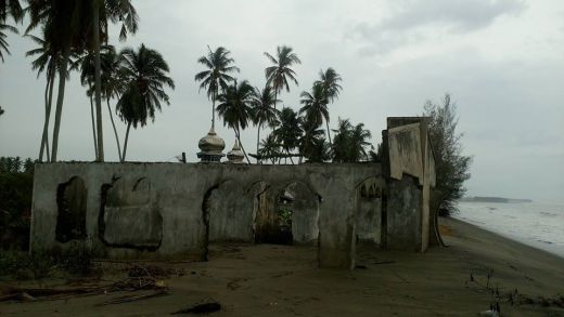 Diterjang Gelombang, 20 Rumah Rusak di Kawasan Pantai Muara Air Haji Pesisir Selatan