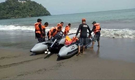 Libur Lebaran, <em>Baywatch</em> Pantai Padang Siaga Jaga Pengunjung