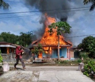 Kompor Meledak, Sebuah Rumah Semi Permanen di Bukit Apit Puhun Bukittinggi Ini Ludes Terbakar