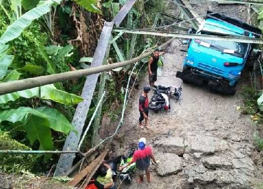 Jembatan Sikabu Lubuk Alung Pariaman Ambruk, 5 Orang Terluka Parah