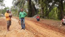Anggota DPRD Dharmasraya Perbaiki Jalan Rusak di Transmigrasi Sungai Kabut Dua