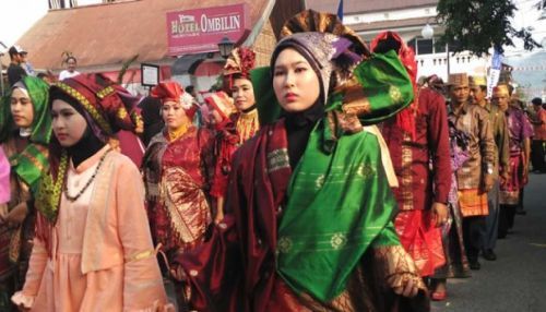 Diikuti 1.700 Peserta, Karnaval Songket Silungkang Pecahkan Rekor MURI