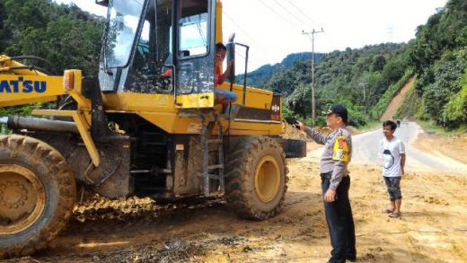 Pembersihan Material Longsor Jalan Sumbar -Riau Terus Dikebut