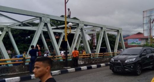 Dibujuk dengan Rokok dan Uang Rp50 Ribu, Pria Ini Batal Terjun dari Jembatan Andaleh Padang