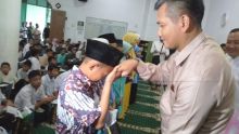 Danrem 032 Wirabraja Serahkan Bingkisan dan Bantuan pada Anak Yatim dalam Pisah Sambut Dandim 0304 Agam
