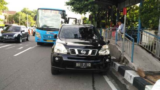 Bikin Heboh, Mobil Mewah Siapa yang Parkir di Depan Halte Trans Padang?