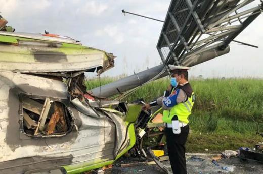 Kecelakaan di Tol Surabaya - Mojokerto Diduga Akibat Pengemudi Mengantuk