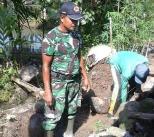 Sukseskan Swasembada Pangan, TNI dan Warga Bangun Saluran Irigasi di Kecamatan IV Jurai Pesisir Selatan