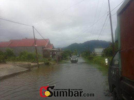 Hujan Deras Landa Padang Sejak Sore, Sejumlah Ruas Jalan Digenangi Banjir, Warga Cemas