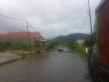 hujan-deras-landa-padang-sejak-sore-sejumlah-ruas-jalan-digenangi-banjir-warga-cemas