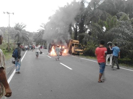Tabrakan Truk dan Minibus di Manggopoh Agam, Satu Tewas Terbakar