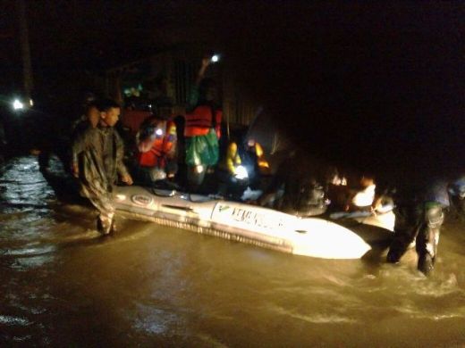 Danrem 032/Wirabraja Pimpin Pasukan Bantu Warga Terkena Banjir di Padang dan Padang Pariaman