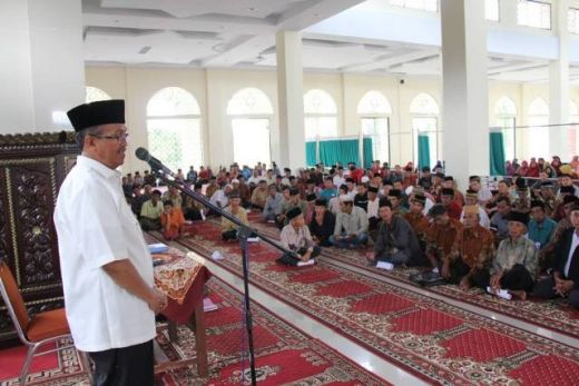 Momen Ramadan, Bupati Solok Serahkan Insensif Bagi Pelaku Keagamaan