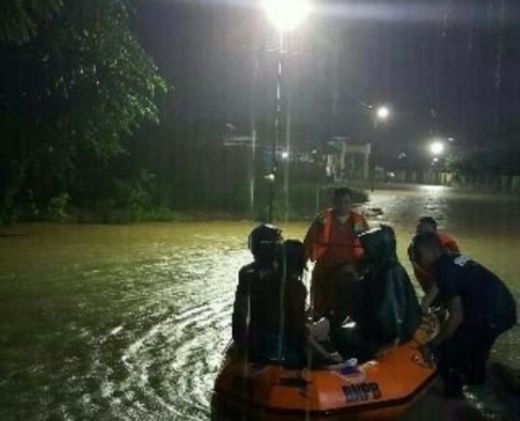 Ini Foto-Foto Aparat TNI dan Tim Penyelamat Evakuasi Warga Korban Banjir Padang dan Padang Pariaman