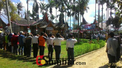 Puluhan Petani Ikuti Upacara Bendera di Istana Rakyat Selaras Alam Agam