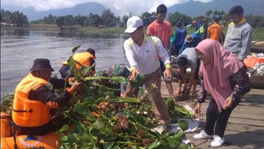 Dalam Sehari, 20 Ton Eceng Gondok Dikeluarkan dari Danau Maninjau