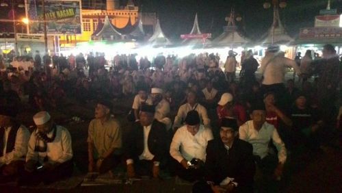 Isak Tangis Warnai Peringatan Tahun Baru Islam di Jam Gadang Bukittinggi