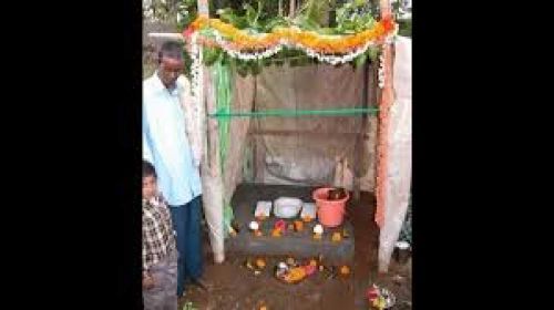 Anggap Sebagai Benda Suci, Penduduk Desa Ini Ramai-ramai Sembah Toilet Umum