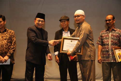 Ampera Salim Dianugerahi Penjaga Bahasa Minang oleh YIRMI Malaysia