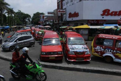 Angkot Ngetem Sebabkan Kemacetan di Padang