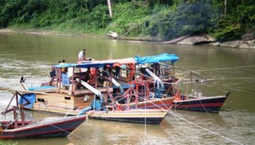 Polres Dhamasraya Bakar 9 Kapal Penambang Emas Ilegal di Sungai Batanghari