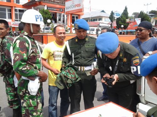 Tim Gabungan Bersama Subdenpom Padang Razia Atribut TNI di Bukittinggi