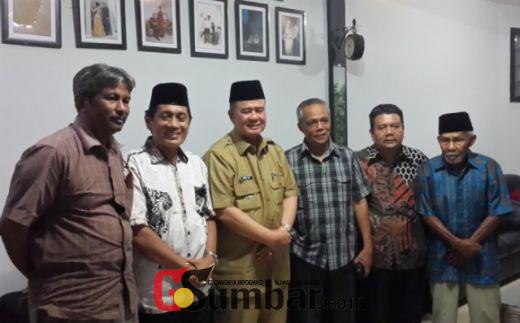 Wagub Nasrul Abit foto bersama warga Limapuluh Kota.