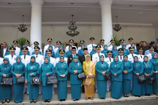12 pasangan kepala daerah bersama istri foto bersama Gubernur dan Wagub Sumbar.