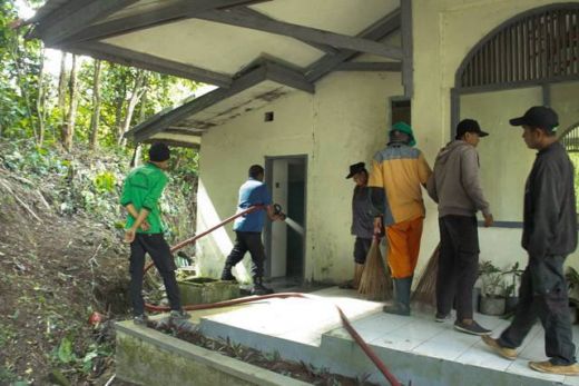 Aksi Bersih Dinas PU dan DAMKAR Kota Padang Panjang, Lakukan Goro di Musholla Tak Terurus