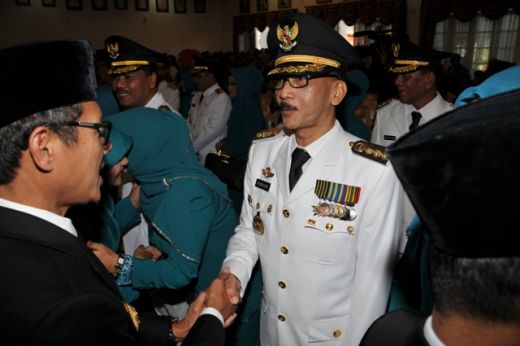 Gubernur Sumbar Irwan Prayitno memberikan ucapan selamat kepada Bupati Hendrajoni.